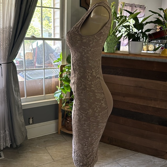 Bebe s/p woman’s bodycon sleeveless dress floral lace side panels tan - Picture 3 of 4